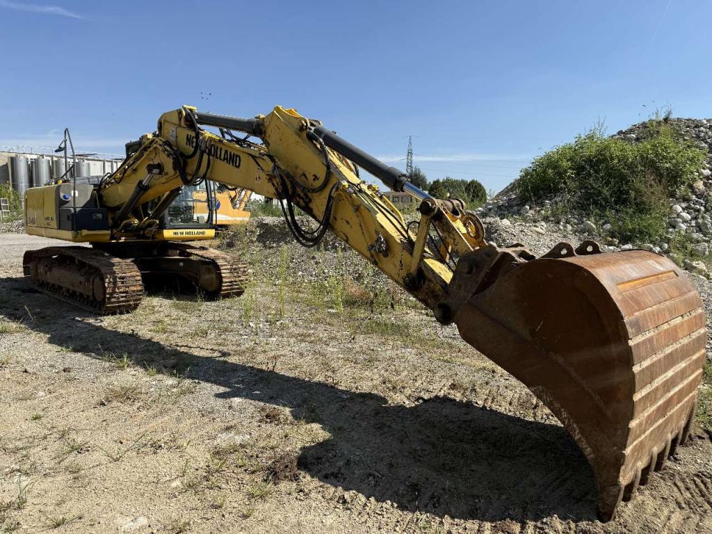 New Holland E 245 C Photo 2