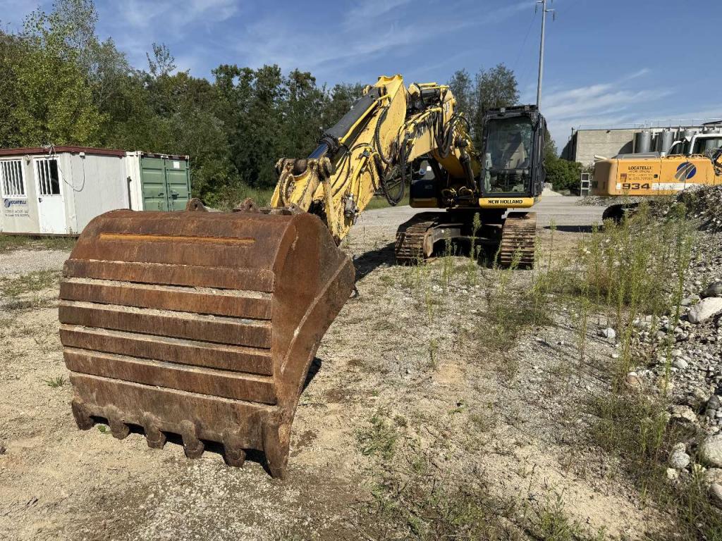New Holland E 245 C Photo 3
