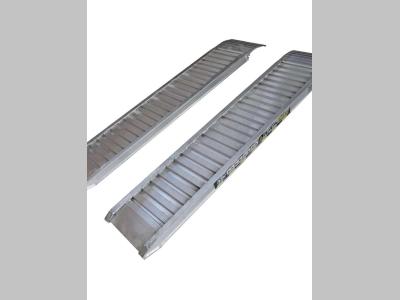 Coppia di rampe in alluminio Lunghezza 5.000 mm - Portata 5.350 kg en vente par Progetto Rampe