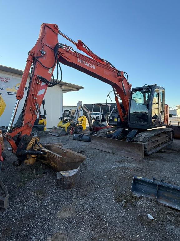 Hitachi ZX135US-3 Photo 1
