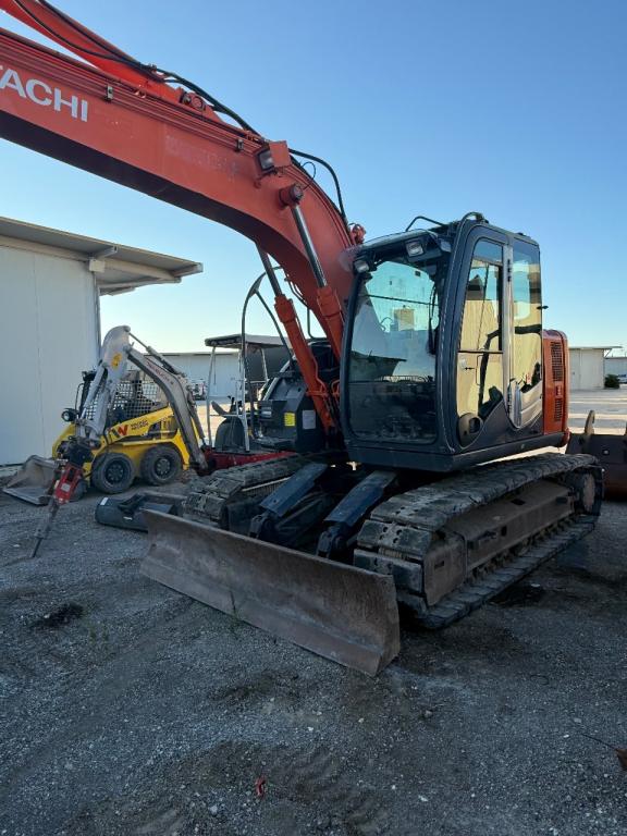 Hitachi ZX135US-3 Photo 2