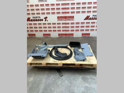 Carter et pièces intérieures de la cabine pour Hitachi ZX135US-7 en vente par Massucco T. Srl Area Ricambi