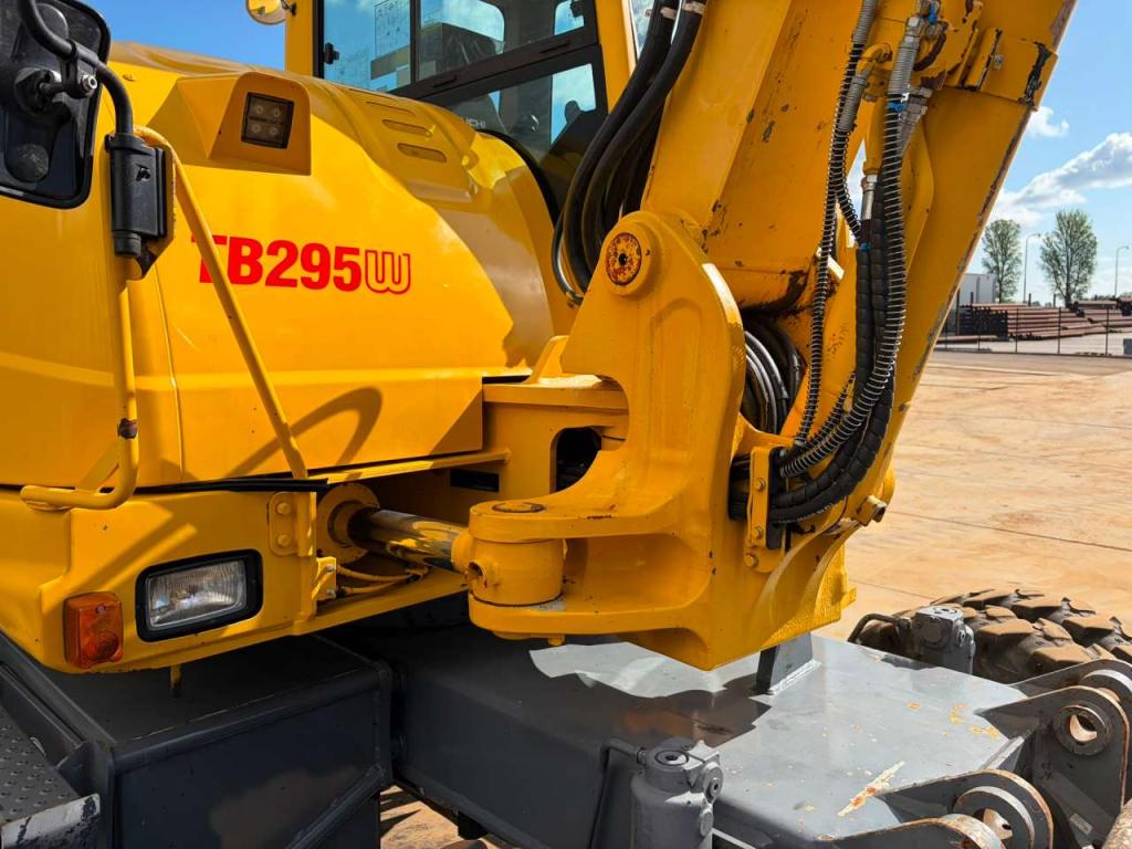 Takeuchi TB295W-1 Photo 15