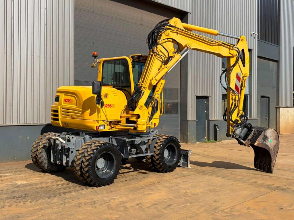 Takeuchi TB295W-1 Photo 9