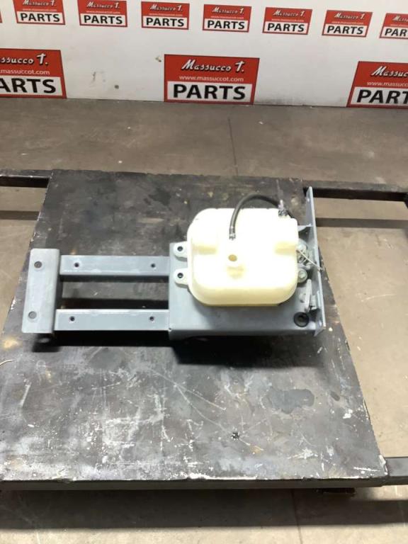 Réservoir d'eau pour Hitachi ZX 135US -7 Photo 1