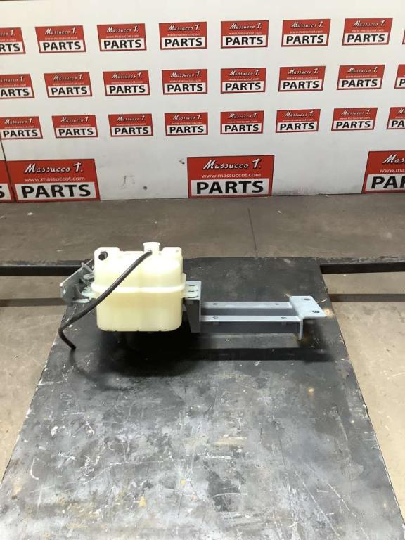 Réservoir d'eau pour Hitachi ZX 135US -7 Photo 3