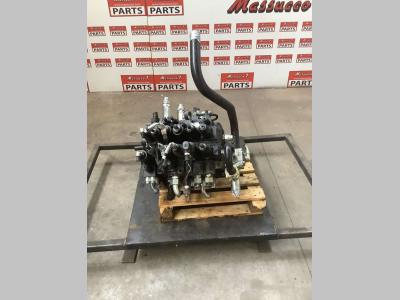 Distributeur hydraulique pour New Holland E385 en vente par Massucco T. Srl Area Ricambi