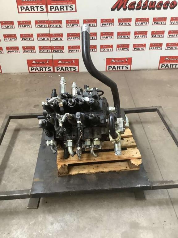 Distributeur hydraulique pour New Holland E385 Photo 1