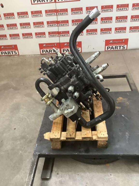 Distributeur hydraulique pour New Holland E385 Photo 2