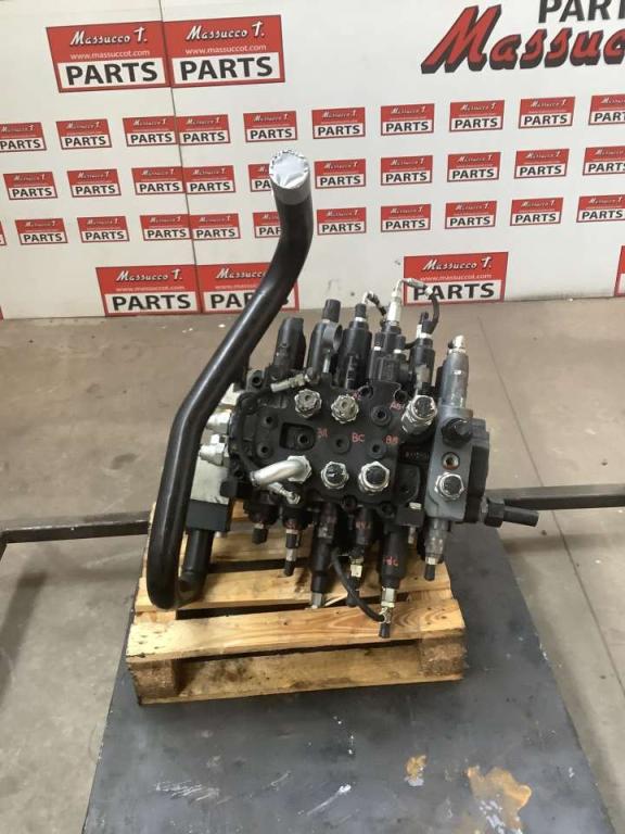 Distributeur hydraulique pour New Holland E385 Photo 3