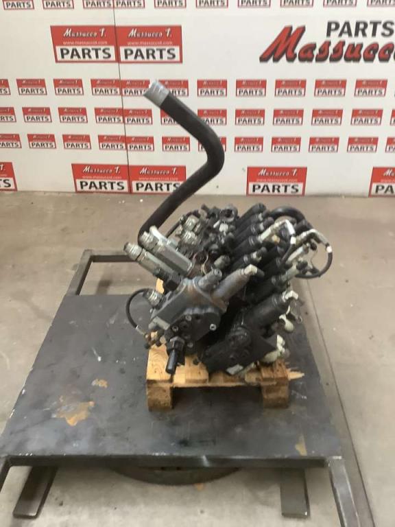 Distributeur hydraulique pour New Holland E385 Photo 4