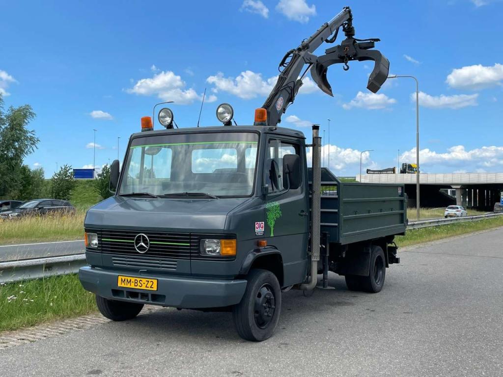 Mercedes-Benz 4x2 809D Photo 2