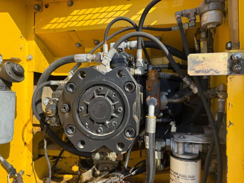 New Holland E215 Photo 15