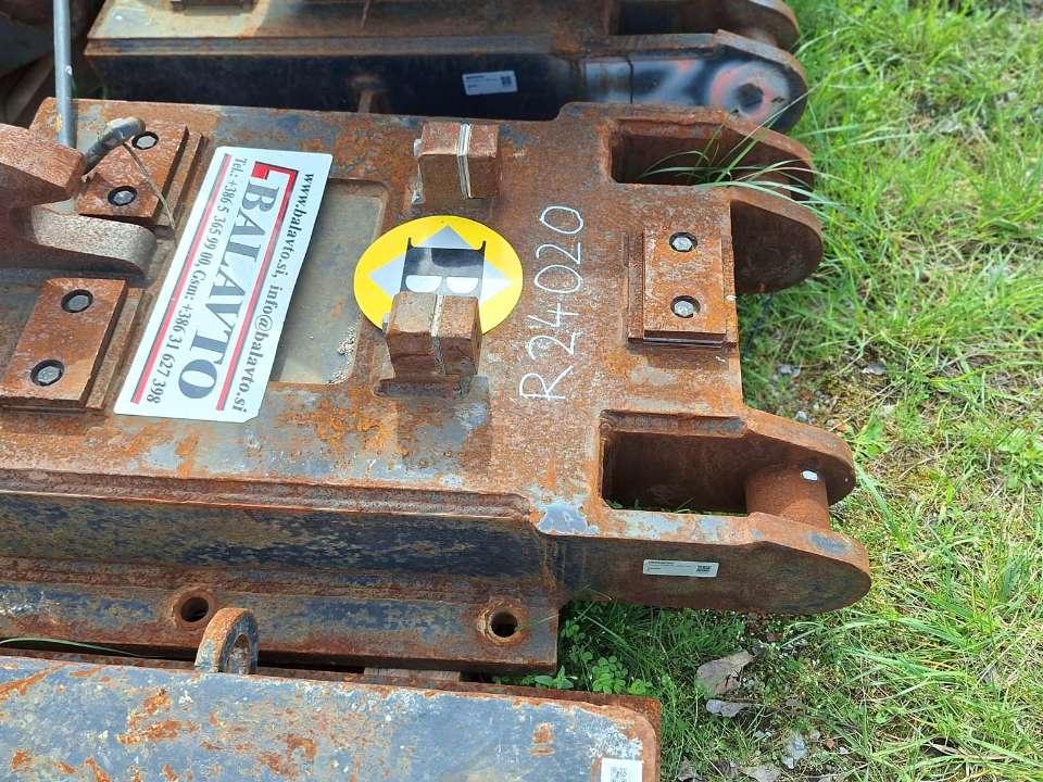 S2 for 25-32 ton excavators Attachment plate Photo 1