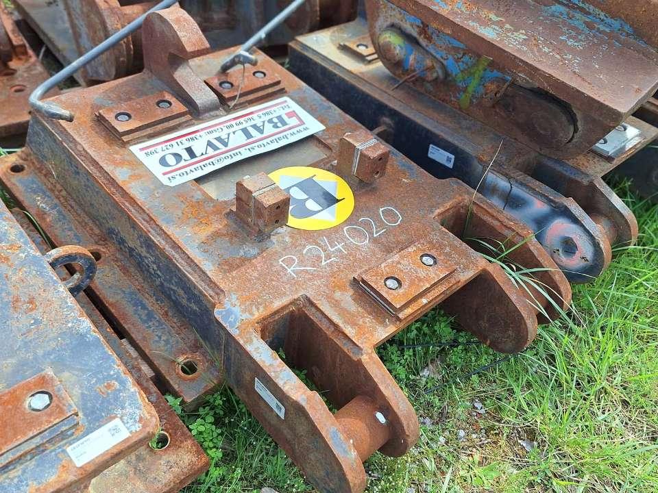 S2 for 25-32 ton excavators Attachment plate Photo 4