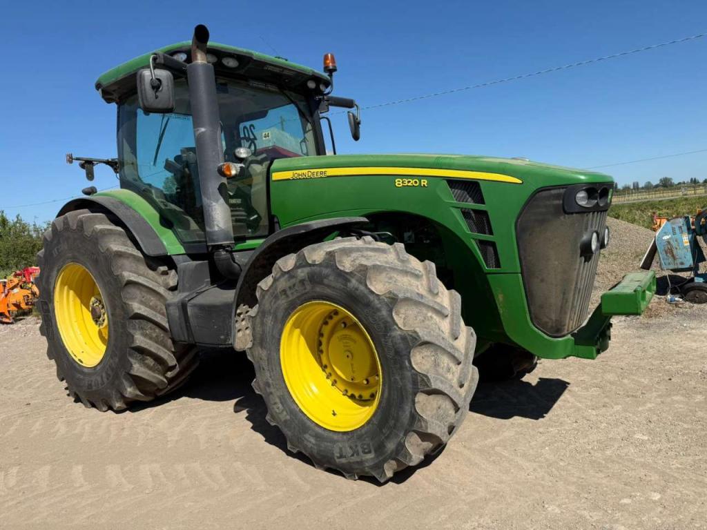 John Deere 8320R Photo 3