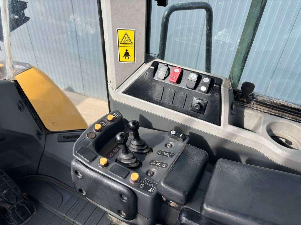 Caterpillar 966M Photo 22