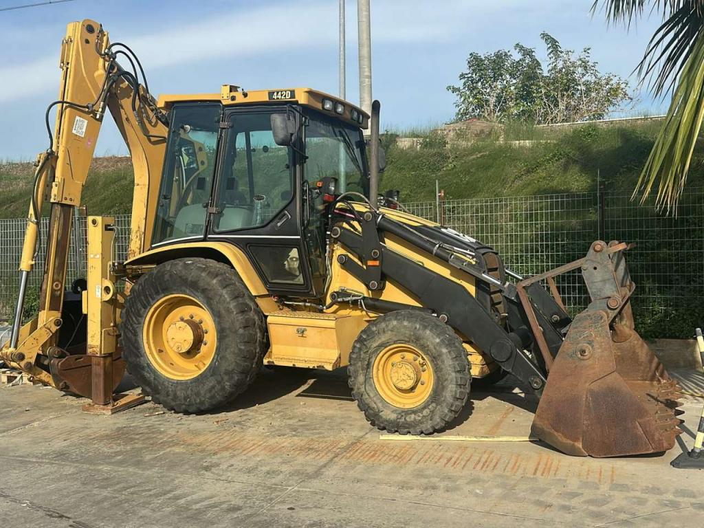Caterpillar 442D Photo 1