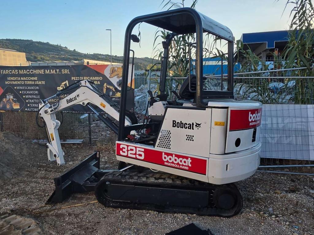 Bobcat 325 Photo 1