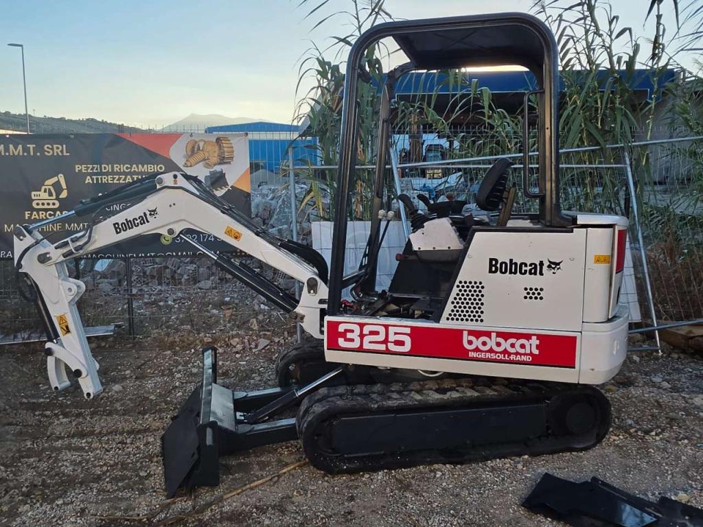 Bobcat 325 Photo 2