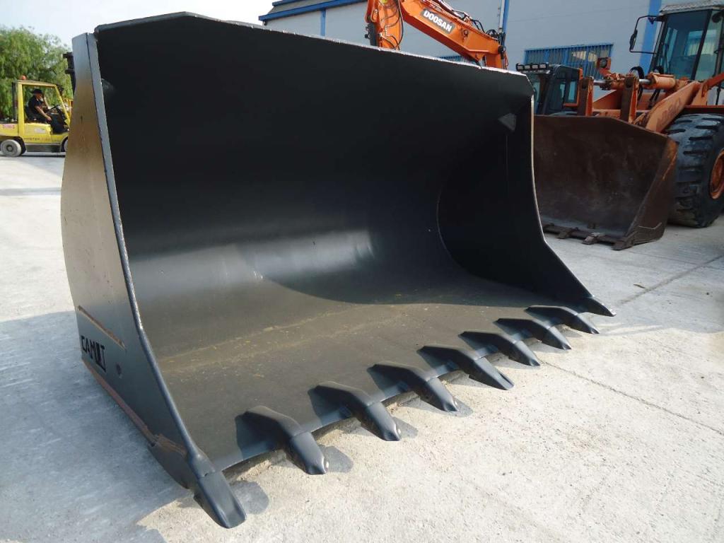New Holland E270B Photo 1