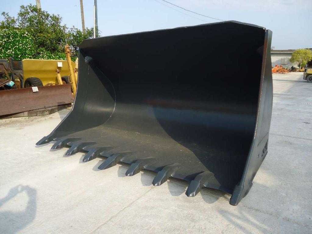 New Holland E270B Photo 3
