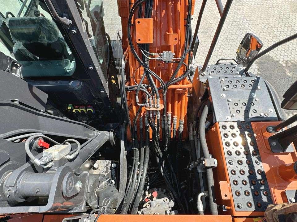 Hitachi ZX180W-7 Photo 14