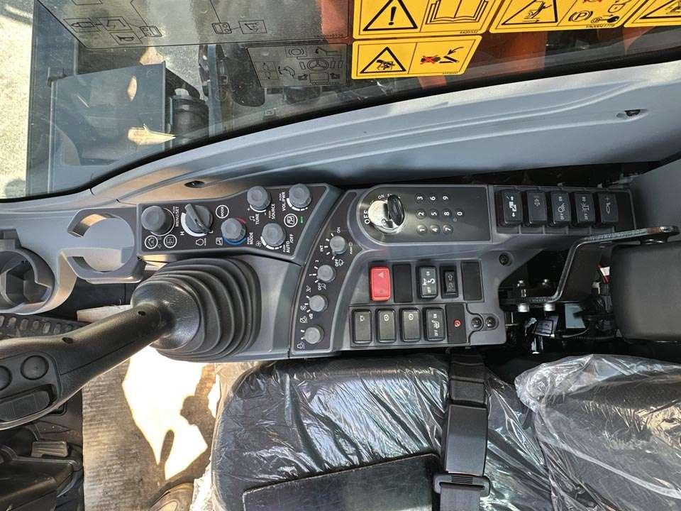 Hitachi ZX180W-7 Photo 17