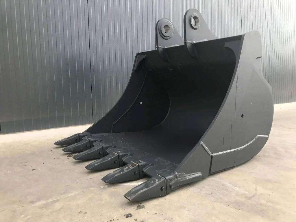 Komatsu PC210 Photo 3