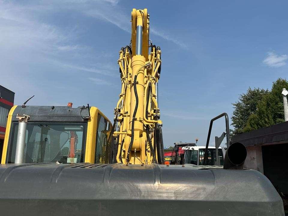 Komatsu PC210NLC Photo 14