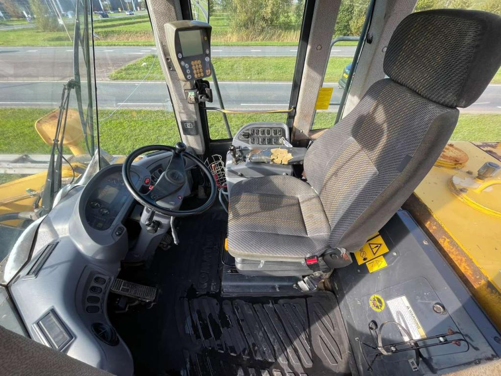 Komatsu WA500-6 Photo 17