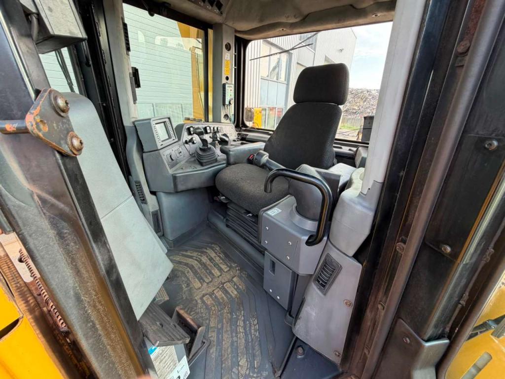 Caterpillar D8T Photo 19