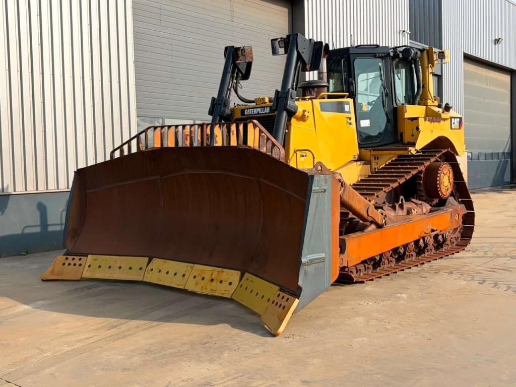 Caterpillar D8T Photo 2