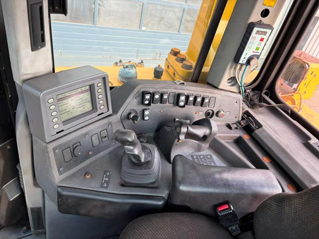 Caterpillar D8T Photo 23