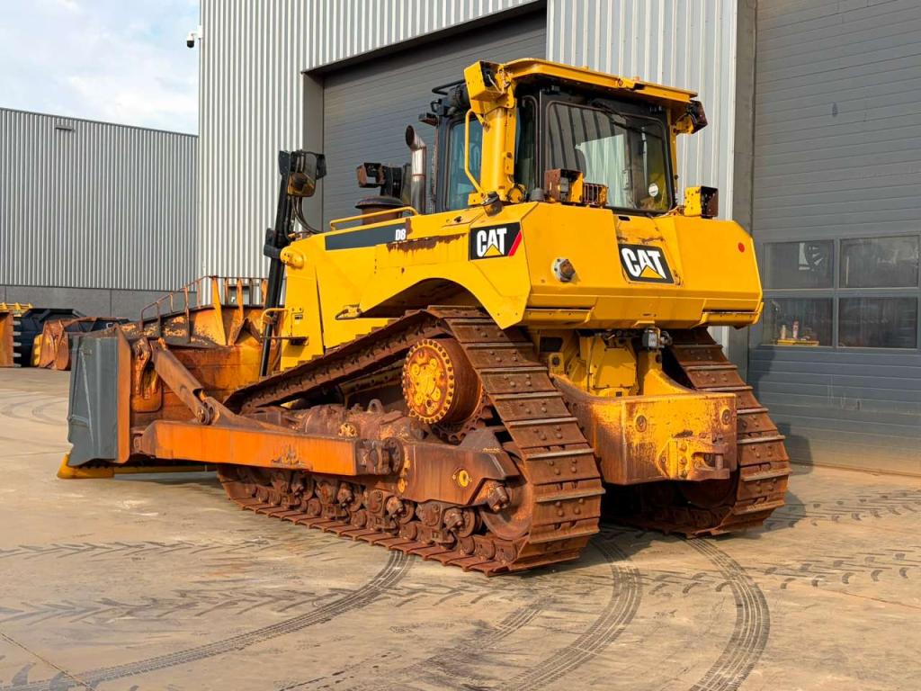 Caterpillar D8T Photo 3