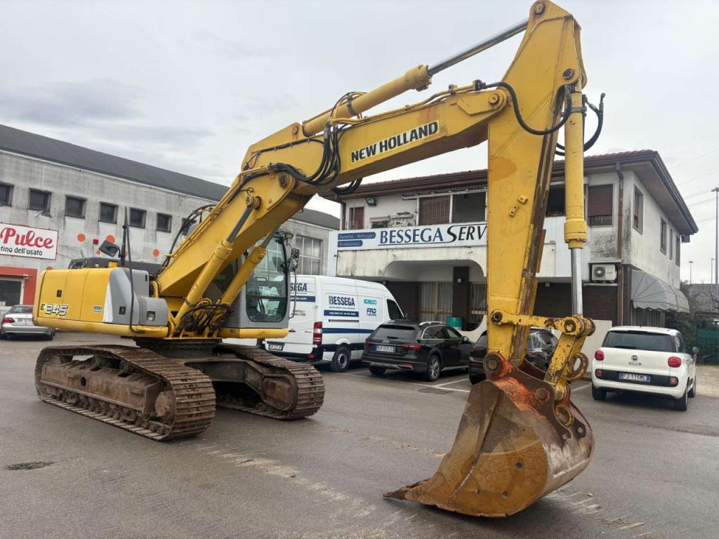 New Holland E245 Photo 3
