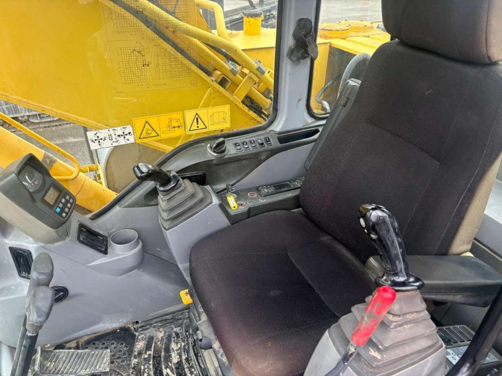 New Holland E245 Photo 5