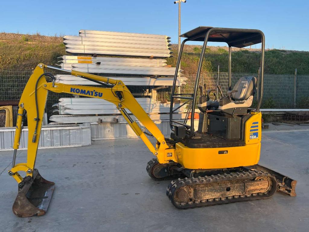 Komatsu PC16R-3HS Photo 2