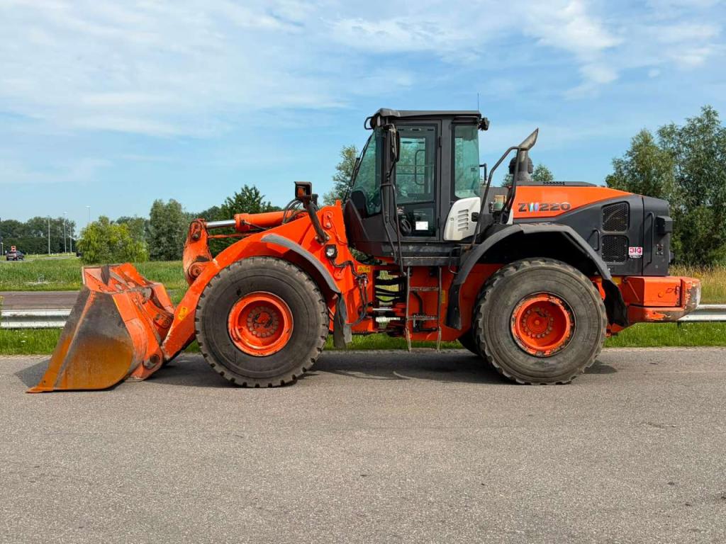 Hitachi ZW220-5B Photo 1