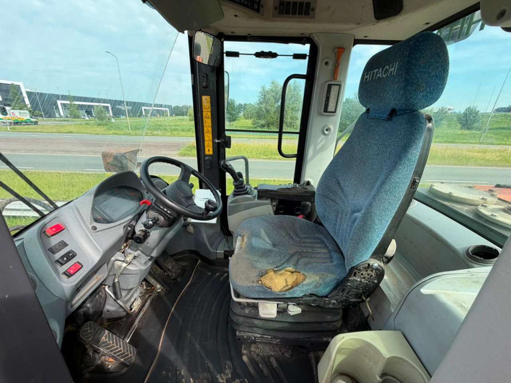 Hitachi ZW220-5B Photo 15