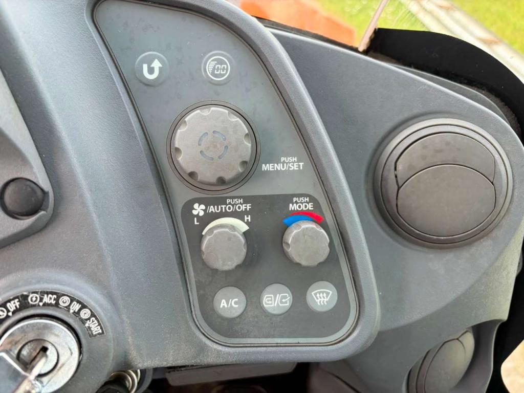 Hitachi ZW220-5B Photo 19