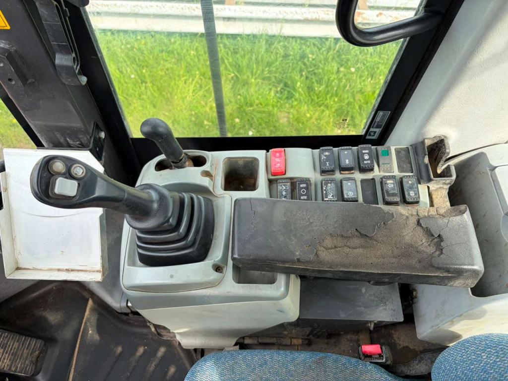 Hitachi ZW220-5B Photo 20
