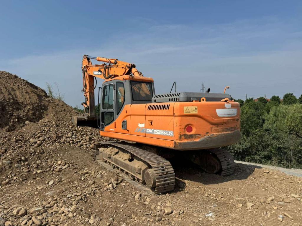 Doosan DX225NLC Photo 1