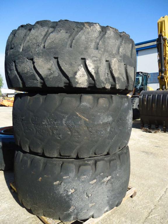 Pneu pour Fiat Hitachi FR220 Photo 4