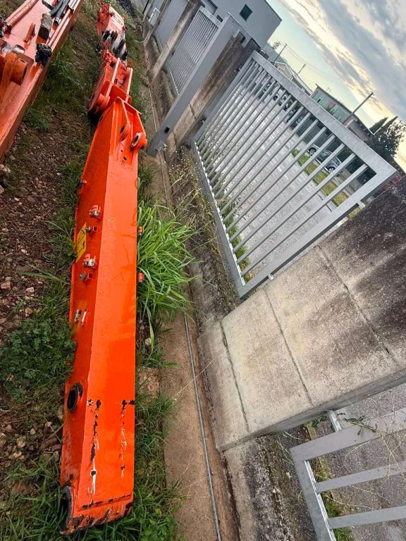 Hitachi ZX210-240 Photo 5
