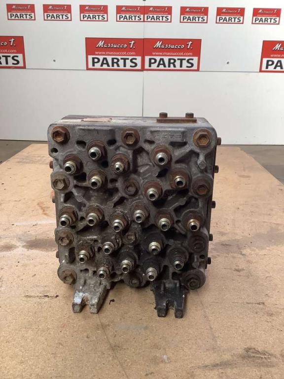 Répartiteur hydraulique principal pour Hitachi ZX160LC Photo 1