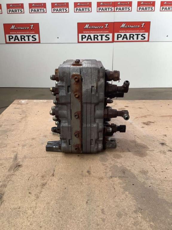 Répartiteur hydraulique principal pour Hitachi ZX160LC Photo 2