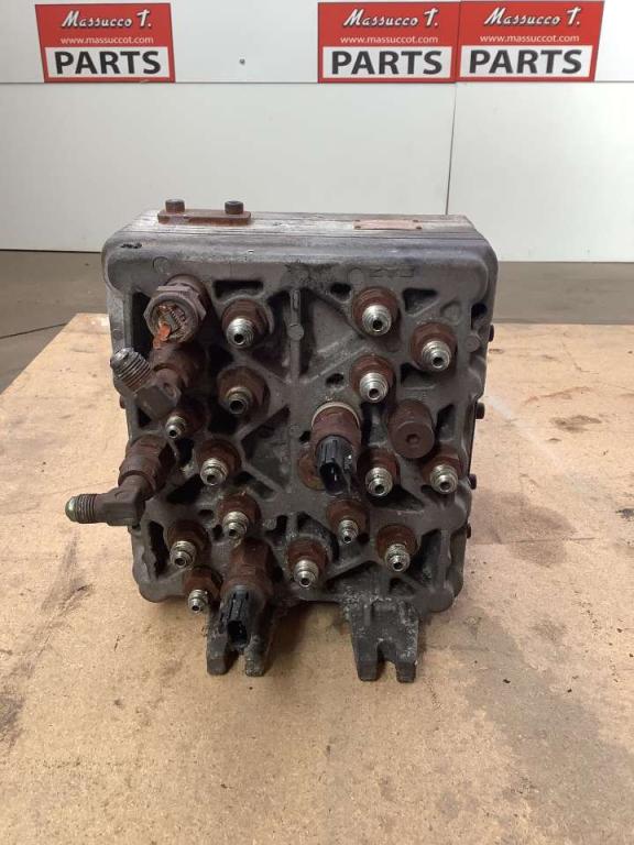 Répartiteur hydraulique principal pour Hitachi ZX160LC Photo 3