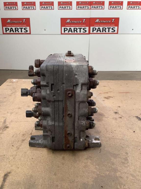 Répartiteur hydraulique principal pour Hitachi ZX160LC Photo 4