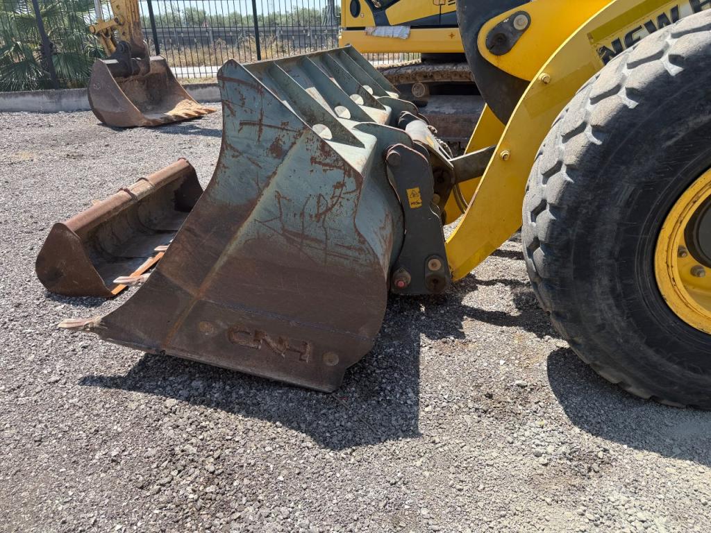 New Holland W130C Photo 16